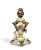 Prachtvolle Potpourri-Deckelvase mit Amoretten auf Podest