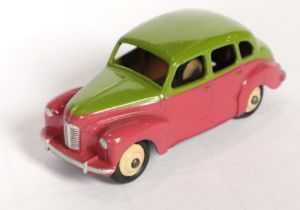 Dinky Toys 152/40D Austin Devon Saloon - Two-Tone Green and cerise with light beige ridged hubs,