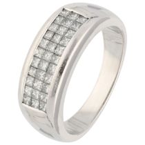 14K White gold ring set with diamonds
