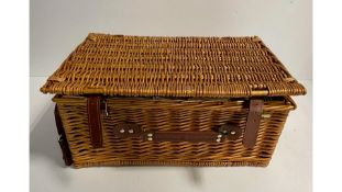 Arkmiido The Retro Classic Picnic Basket, for 4 People, Brown