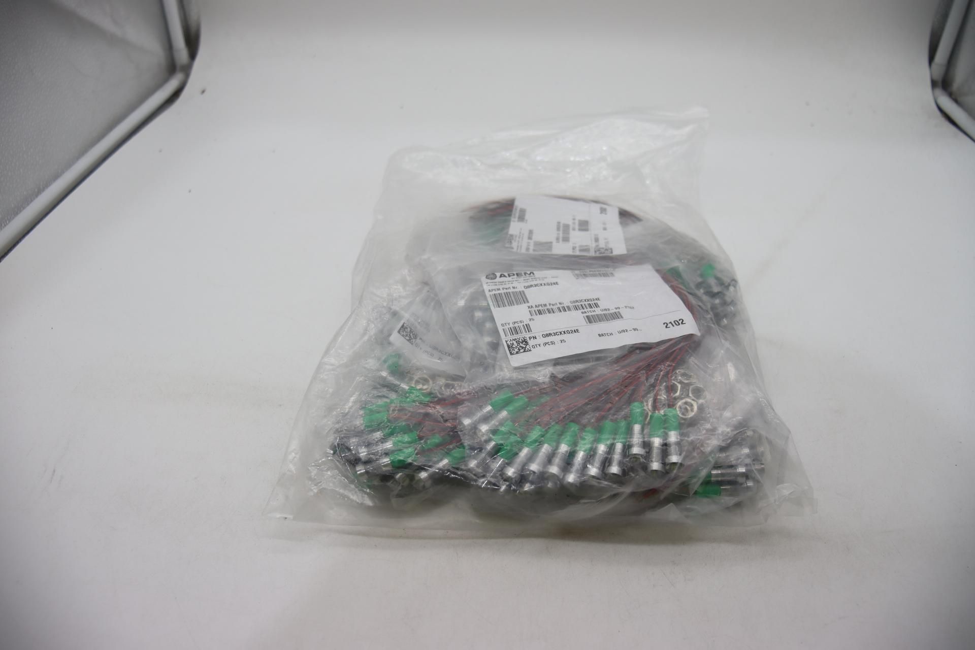 Approximately 175x Apem LED Panel Mount Indicators Green LED 24VDC 8mm Wire IP67, Part Q8R3CXXG24E