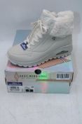 Skechers Uno Rugged Fall Air 2 Waterproof Boots, Off White, UK 4