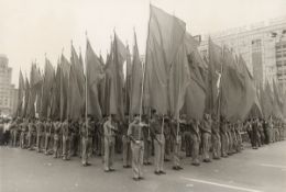 Harald Hauswald. ”1. Mai 1983. Karl-Marx-Allee”. 1983