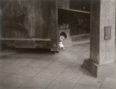 Ken Heyman. ”Asakasa, Tokyo. Child of Temple Gate Keeper”. 1958