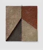 Hermann Glöckner. Helldunkle Pyramidenform auf hell-rot geteiltem Grund. 1948