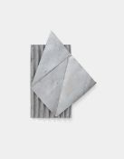 Hermann Glöckner. Silberner Rhomboid auf silberner rechteckiger Wellpappe.