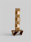Hermann Glöckner. Turmartiger Aufbau, in sieben gleich hohe Segmente geteilt. 1973