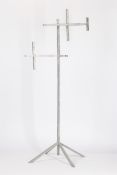 Michael Sailstorfer. „Antenne (Kleiderständer) - 5“. 2010