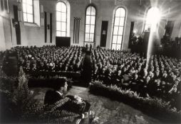 Will McBride. ”John F. Kennedy spricht in der Paulskirche, Frankfurt am Main”. 1963