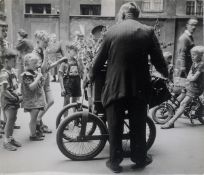 Elisabeth Niggemeyer. ”Berliner Leierkastenmann in Neukölln, Karl-Marx-Str.”. 1963