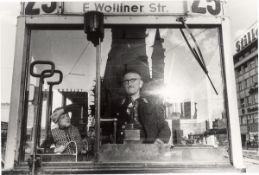 Will McBride. ”Junge mit Straßenbahnfahrer in der Tauentzienstr. Berlin”. 1956