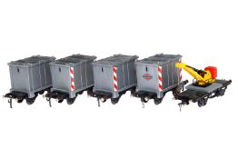 5 Fleischmann Plattformwagen, Spur 0, fremd mit Kunststoffcontainern und Drehkran beladen, L 14,5, Z