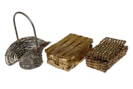 3 Körbe, Blech/Metallgeflecht, L 7-10,5, als Dekoration für Puppen und Modeläden