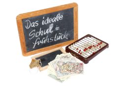 Konv. Schulzubehör als Dekoration für Puppen, 2 Tafeln, L 14 und 24 cm, Schwamm, Karten,