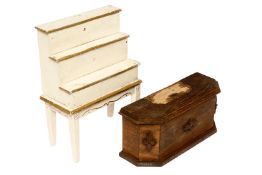2 Puppen-/Modellmöbel, Sockel für einen Kinderaltar, L 25 cm und Tisch mit Aufsatz, 1 Loch, H 27 cm
