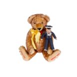 Teddy-Bär im altem Stil, neu, L 57, dazu kleine Matrosen-Puppe, Papiermaché, L 25