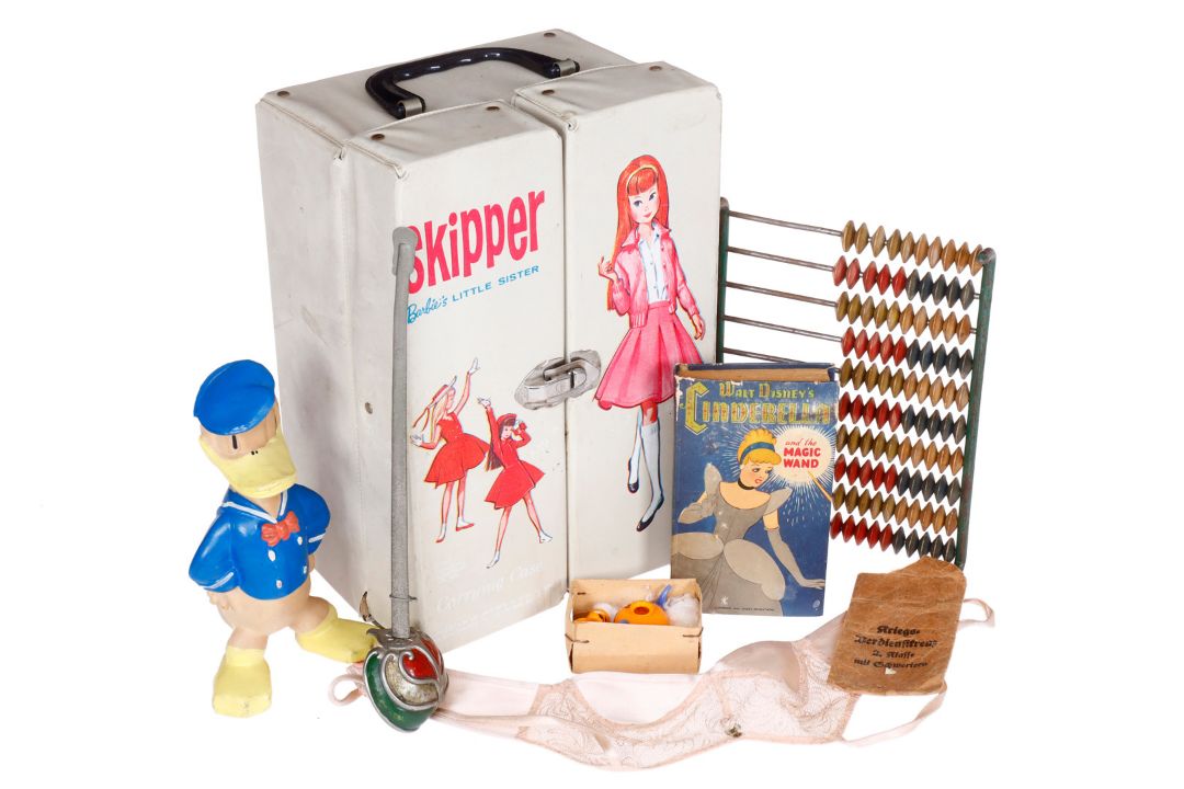 Barbie Koffer für Skipper, mit kleinem Walt Disney Buch, Disney Gummiente Donald Duck, Puppen-BH,