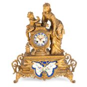 OROLOGIO A PENDOLO IN METALLO DORATO CON PLACCHE IN PORCELLANA POLICROMA, FRANCIA, 1870 CIRCA