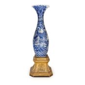 COPPIA DI GRANDI VASI IN PORCELLANA BIANCA E BLU, XIX-XX SECOLO