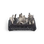 GRUPPO IN ARGENTO SU BASE LIGNEA, SHANGHAI, 1880-1900