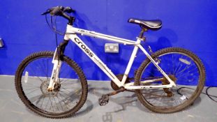 Cross mountain bike, 18 inch frame and 25 inch wheel. Not available for in-house P&P