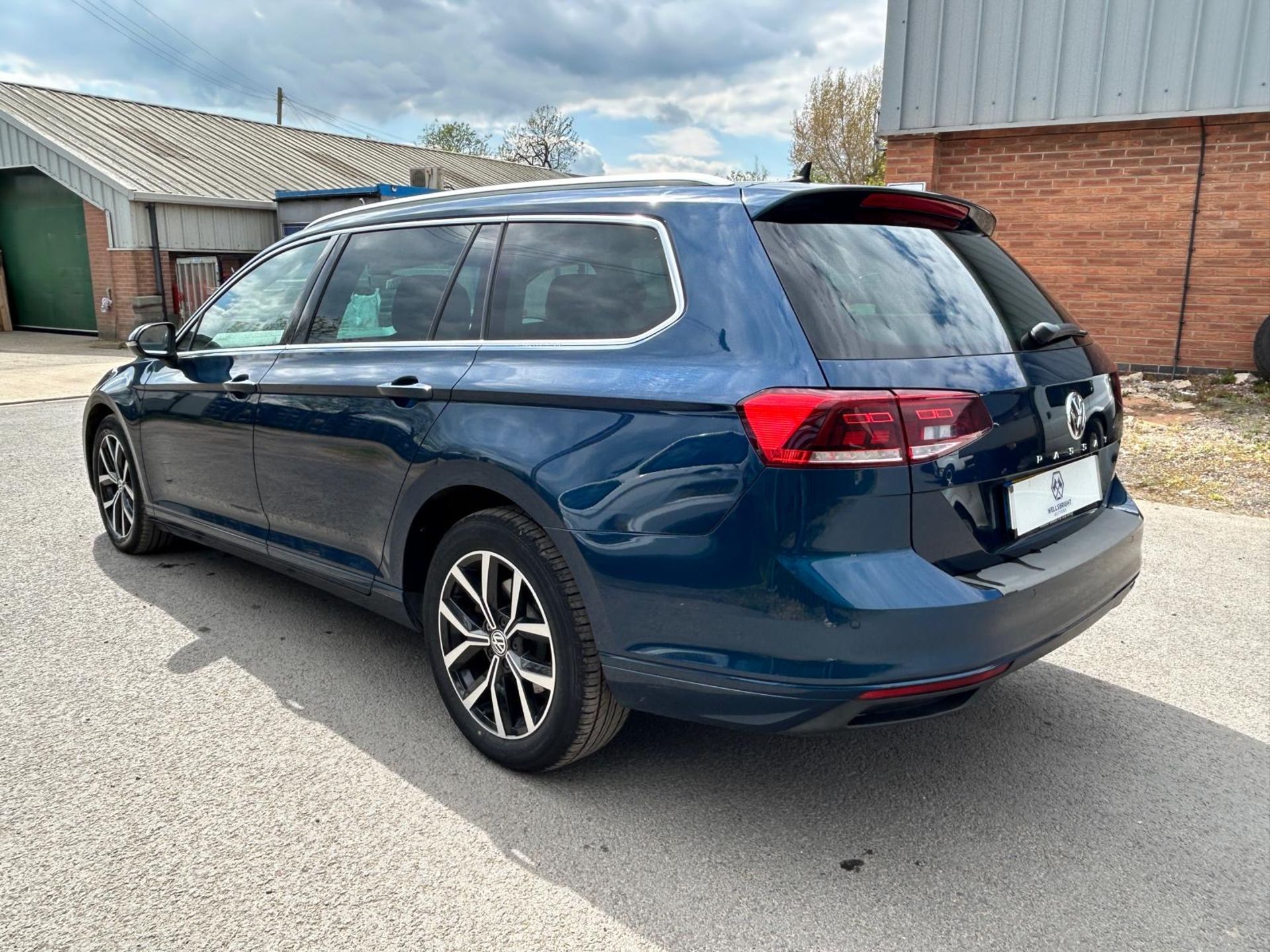 VOLKSWAGEN PASSAT 1.6 TDI SEL DSG ESTATE AUTO - NAV - PARKING SENSORS - BLUETOOTH (69 REG) - Image 3 of 26