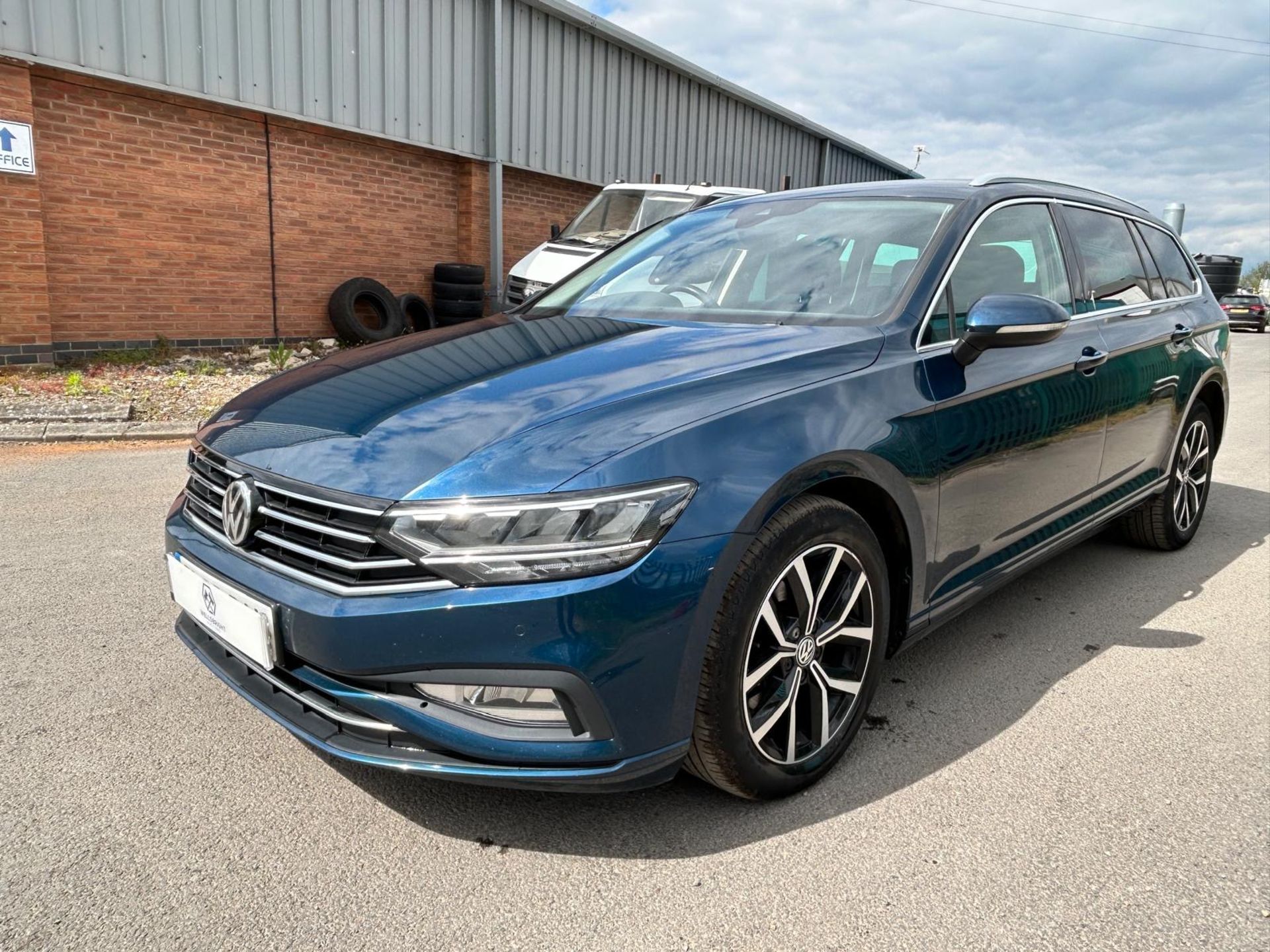 VOLKSWAGEN PASSAT 1.6 TDI SEL DSG ESTATE AUTO - NAV - PARKING SENSORS - BLUETOOTH (69 REG)