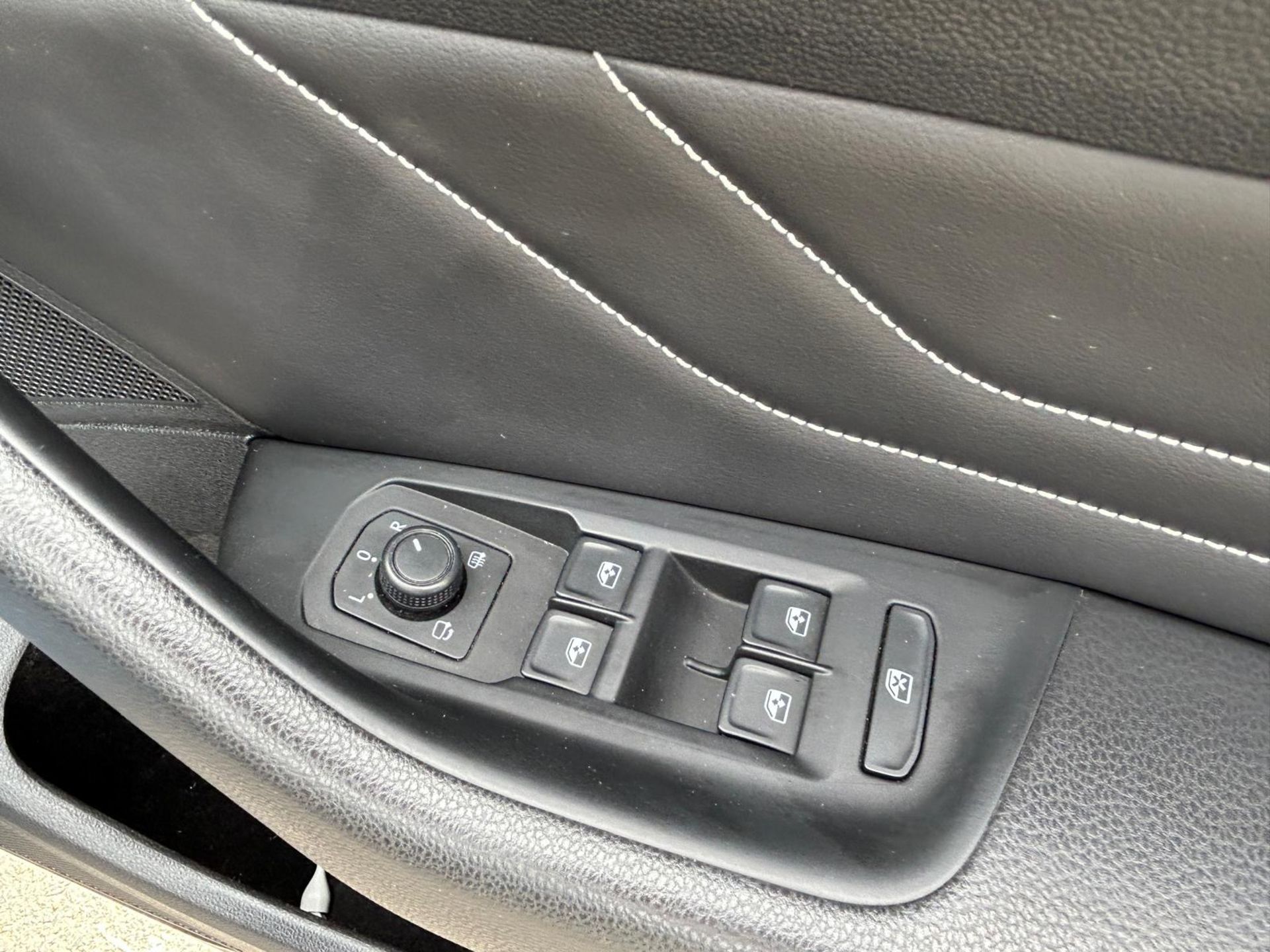 VOLKSWAGEN PASSAT 1.6 TDI SEL DSG ESTATE AUTO - NAV - PARKING SENSORS - BLUETOOTH (69 REG) - Image 22 of 26