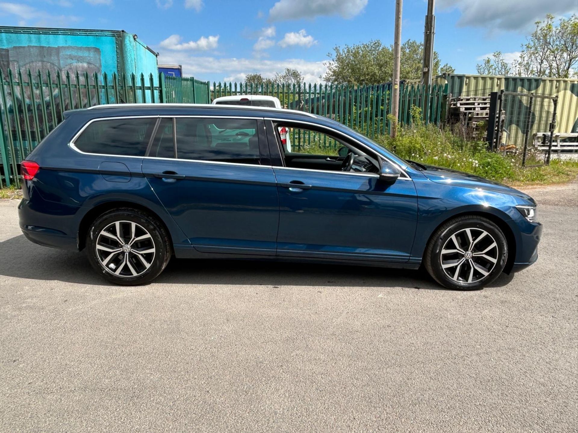 VOLKSWAGEN PASSAT 1.6 TDI SEL DSG ESTATE AUTO - NAV - PARKING SENSORS - BLUETOOTH (69 REG) - Image 6 of 26