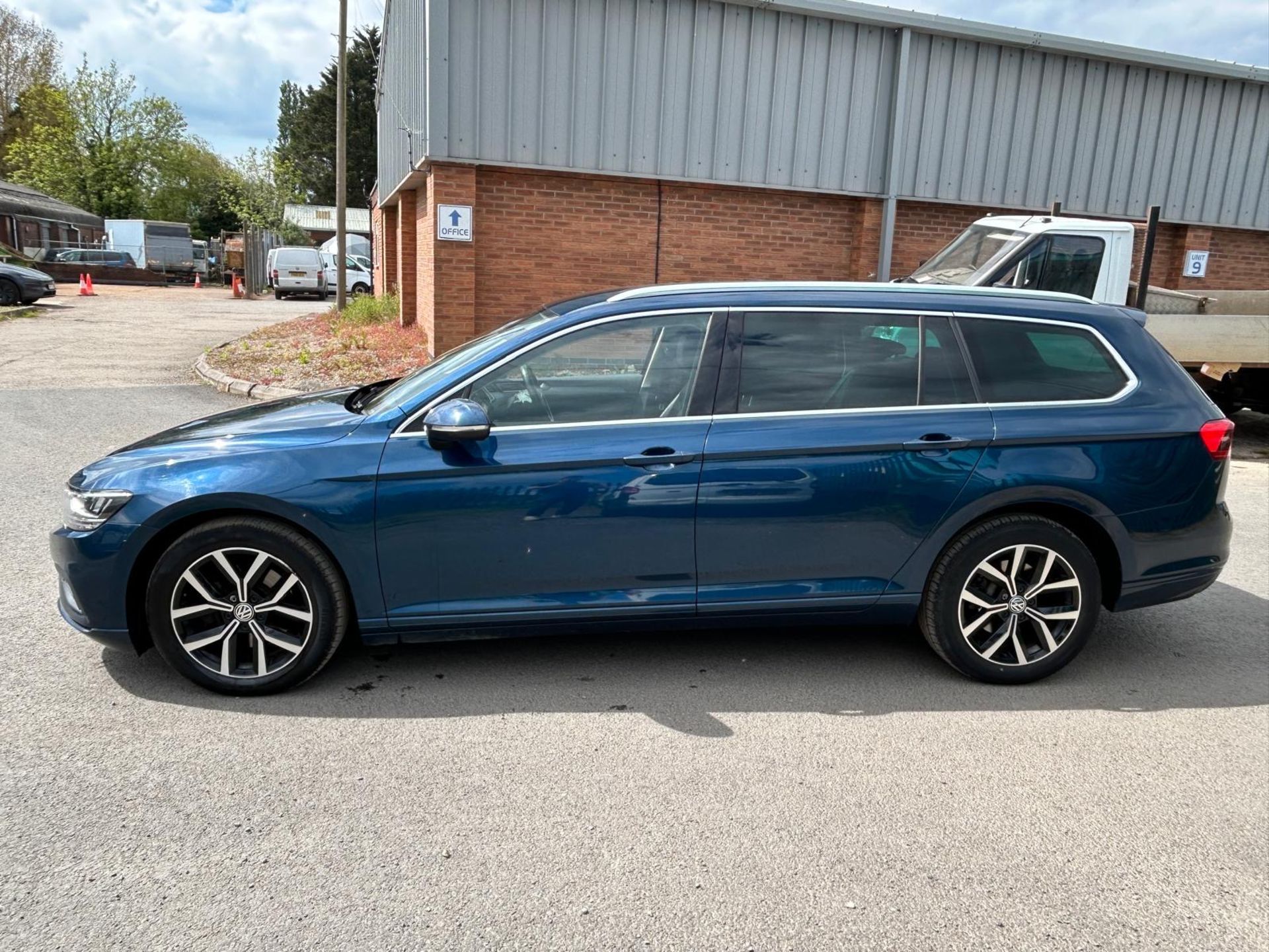 VOLKSWAGEN PASSAT 1.6 TDI SEL DSG ESTATE AUTO - NAV - PARKING SENSORS - BLUETOOTH (69 REG) - Image 2 of 26