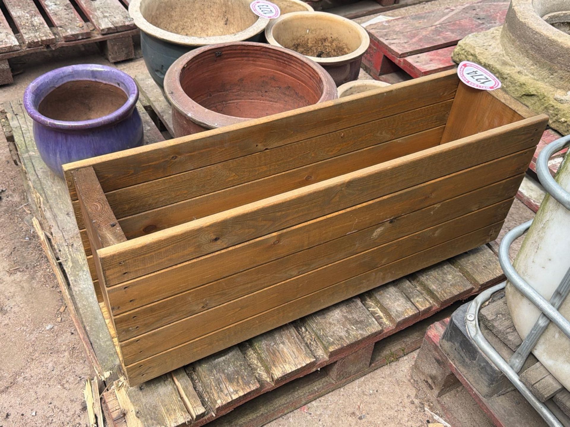 Wooden planter, 92cm l x 23cm w x 40cm h - Image 2 of 2