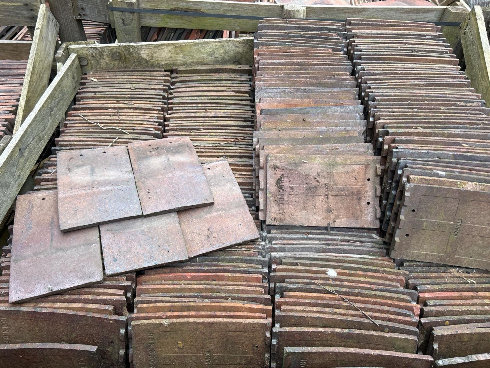 Approx. 500 roof tiles, 27cm l x 17cm w
