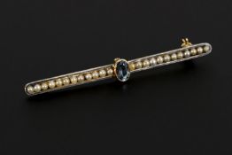 Jugendstil-Stabbrosche mit Perlchen und blauem Farbstein, wohl Aquamarin.