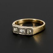 Ring mit Trilogie aus Altschliff-Brillanten.