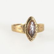 Historischer Navette-Ring mit kleiner Kammee.