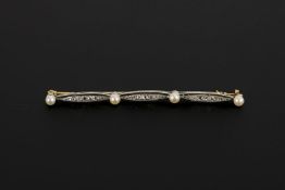 Stabbrosche mit Perlen und Diamantrosen.