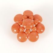 Qualitätvolle Anhänger-Brosche mit Korallenlinsen.