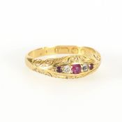 Historischer Ring mit kleinen Diamanten und roten Farbsteinen.