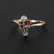 Jugendstil-Ring mit Altschliff-Brillant und rotem Schmuckstein.