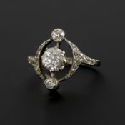 Jugendstil-Ring mit großem Altschliff-Brillanten.