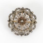 Historische Anhänger-Brosche mit Granatsteinen und Diamantsplittern.