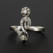 Ungewöhnlicher Ring mit 2 Altschliff-Brillanten.