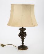 Tischlampe mit Bronzefuß.