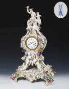 Großes Uhrgehäuse mit Jupiter, Chronos und Amoretten auf Postament. Meissen.