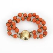 Historisches Armband mit Korallenperlen.