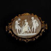 Kameenbrosche mit mythologischer Szene.