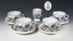 4 Tassen, Untertassen, 1 Becher. Meissen.