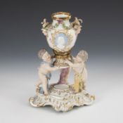 Seltenes Brûle-parfum mit Putten und Vase. Meissen.