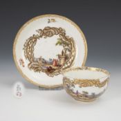 Barocke Tasse mit Landschafts- und Figurenmalerei. Meissen.