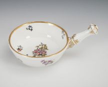 Barockes Stielpfännchen mit Blumenmalerei. Meissen.